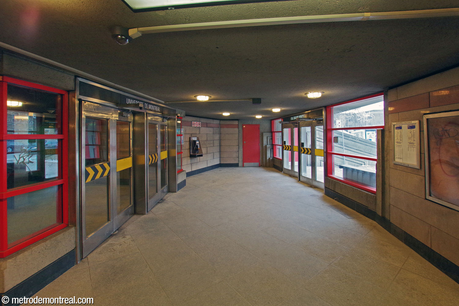 Intérieur de l’accès Édouard-Montpetit avant l’implantation d’ascenseurs.