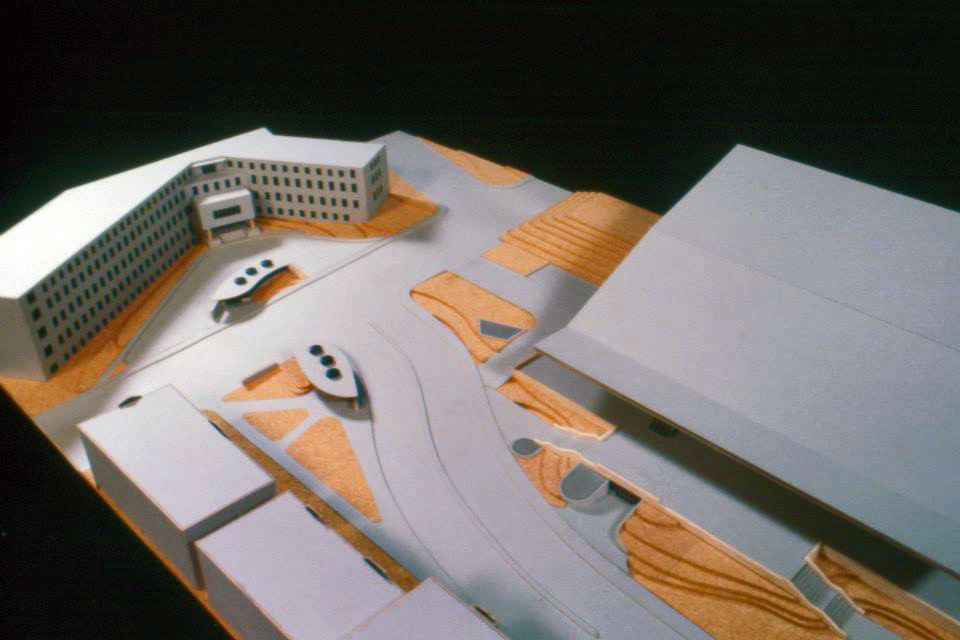 Maquette architecturale de la station avec les trois accès d'origine.