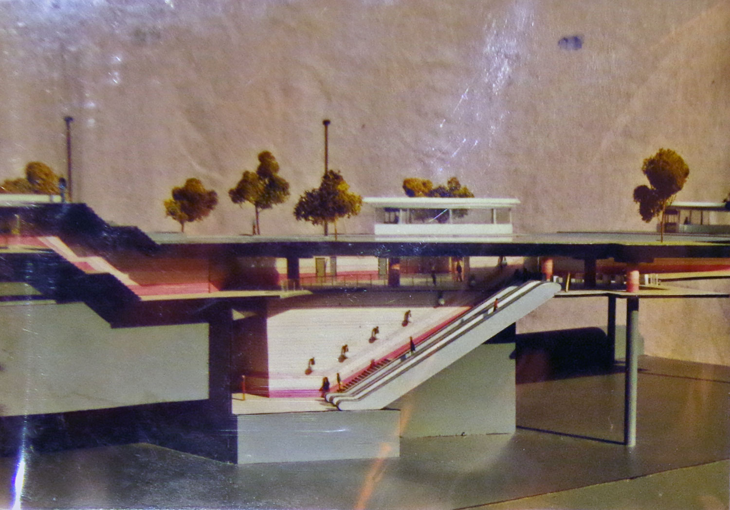 Maquette architecturale présentant le rez-de-chaussée, la salle de contrôle, les accès et l'escalier vers le transept.