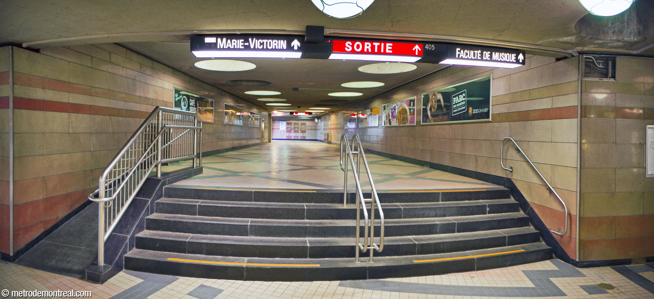 Perspective le long du couloir entre la billetterie et l’édicule Marie-Victorin, démoli depuis. On note le carrelage distinctif du passage surélevé. Le plafond aux caissons circulaires a été retenu dans le lien vers la station du REM.