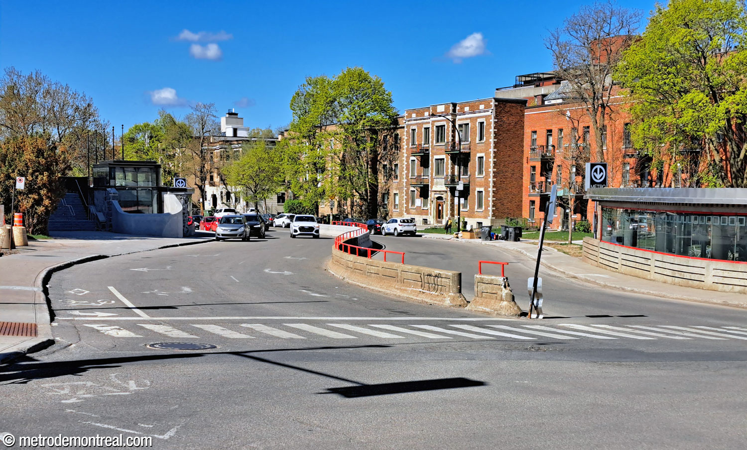 La barrière médiane du boulevard Édouard-Montpetit, dont le socle et les balustrades reprennent le style de l'édicule.