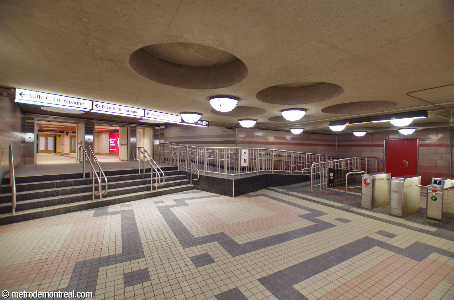 L’accès vers la station du REM sur le côté est de la salle de contrôle du métro, avec une rampe pour l’accès en fauteuil roulant.
