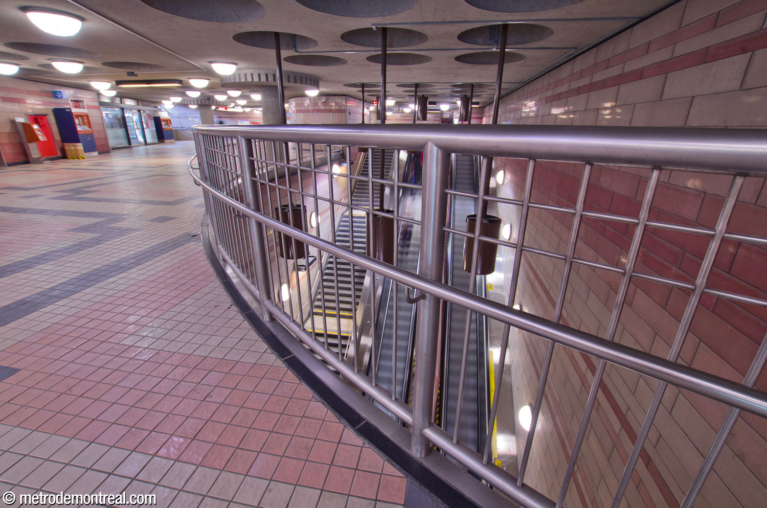 Dans la portion ouest de la salle de contrôle, un parapet offre une perspective impressionnante sur la cage d’escalier principale en contrebas.