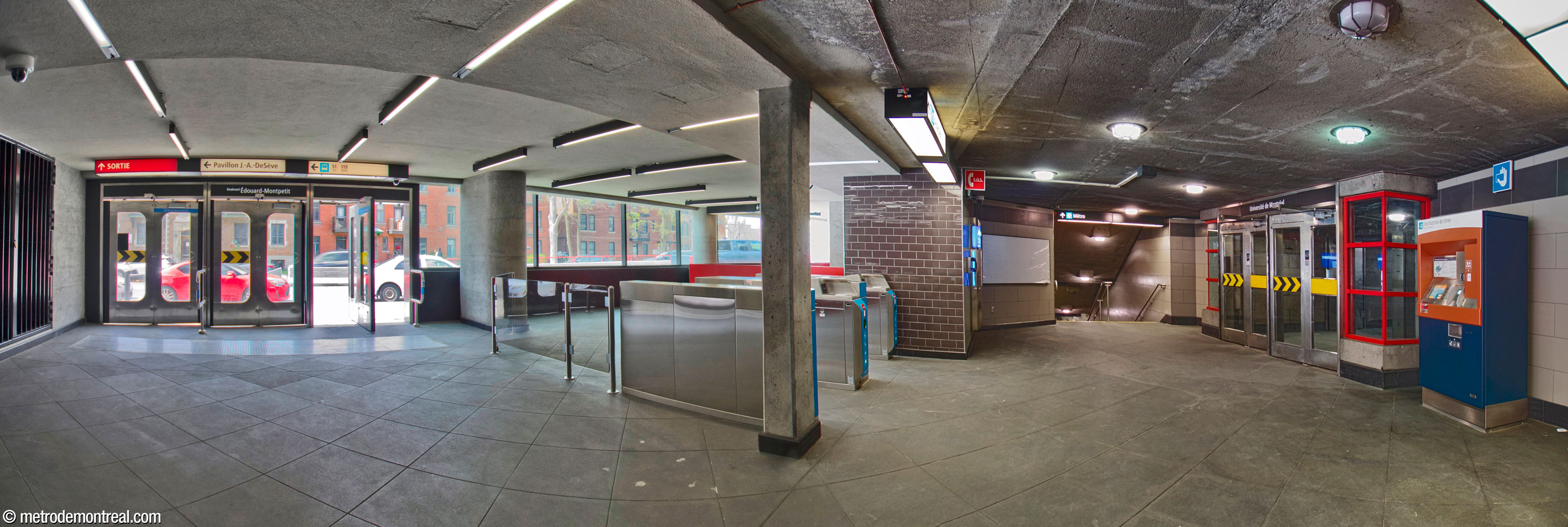 L'intérieur de l'accès Édouard-Montpetit. Au centre, la barrière de perception indépendante menant vers l’ascenseur principal et son escalier auxiliaire. Au centre droit, les escaliers vers la billetterie; à droite, le lien intérieur vers le centre sportif CEPSUM.