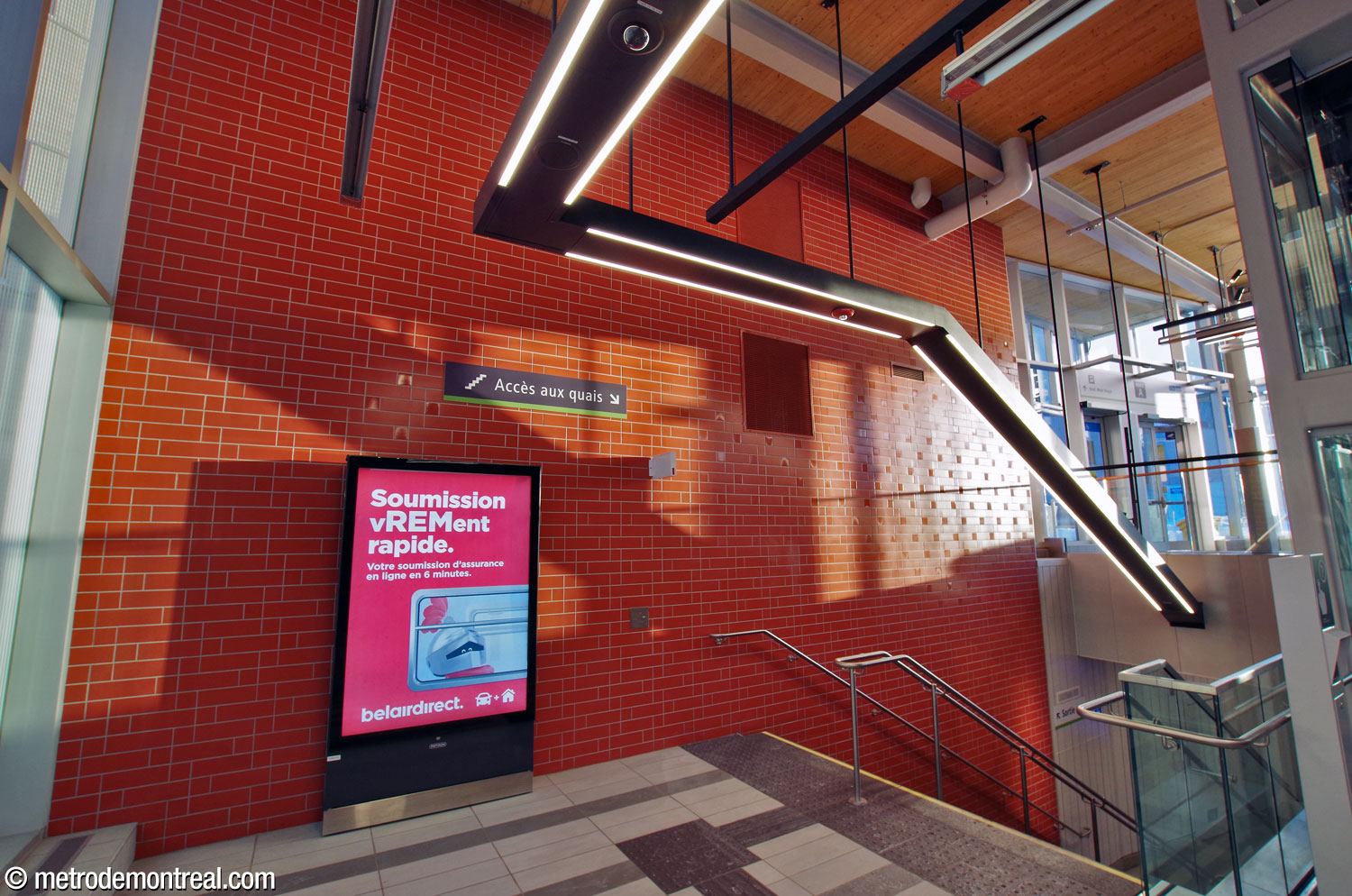 Dans l’édicule, un mur d’accent paré de carrelage rouge mat et glacé présente le motif spécifique à cette station. Le rouge est la couleur thématique de ce tronçon du REM; cette couleur et les motifs du carrelage représentent le briquetage des bâtiments avoisinants.