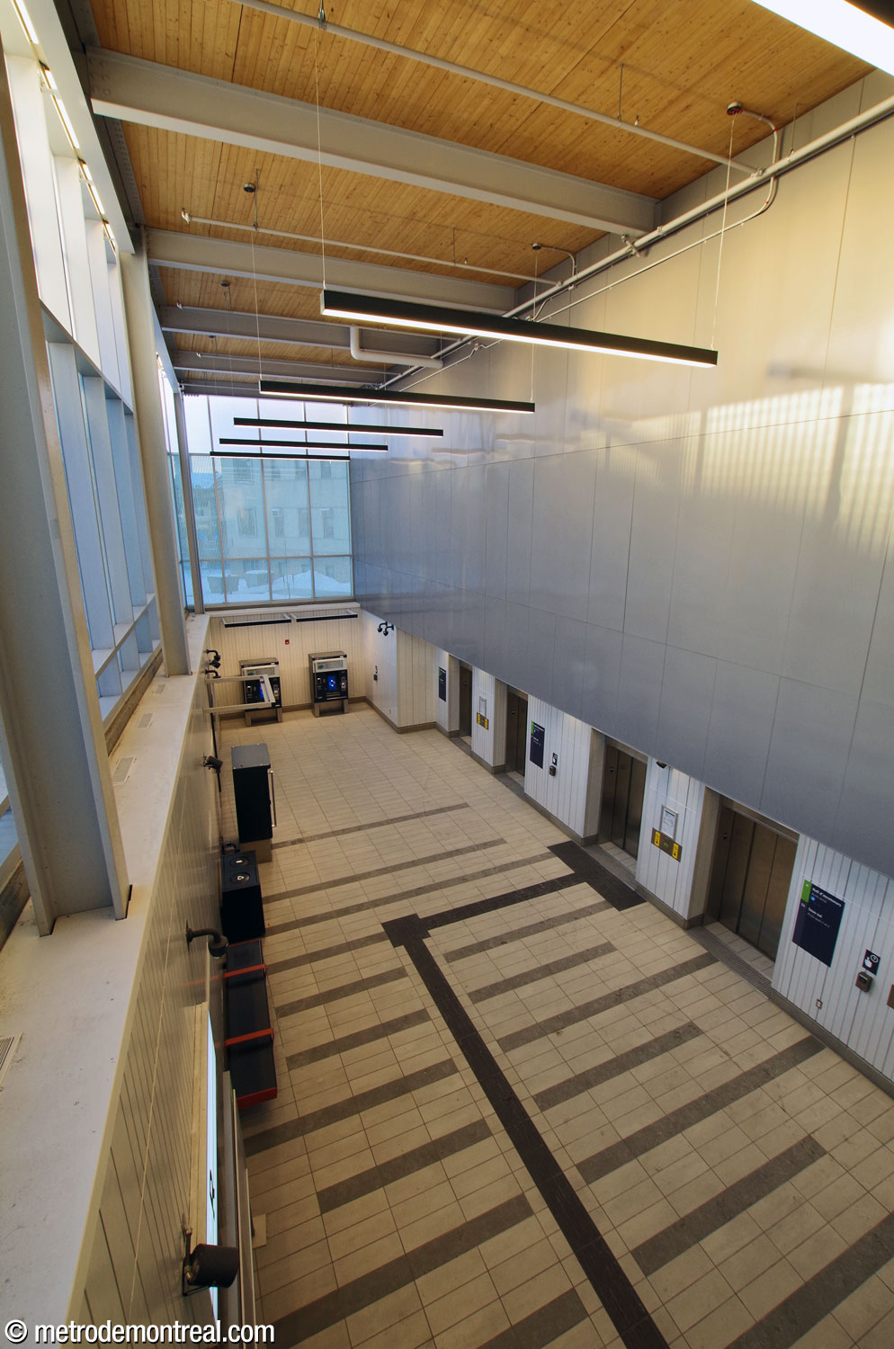 Le hall d’ascenseurs vu en contrebas depuis le niveau de l’entrée supérieure.