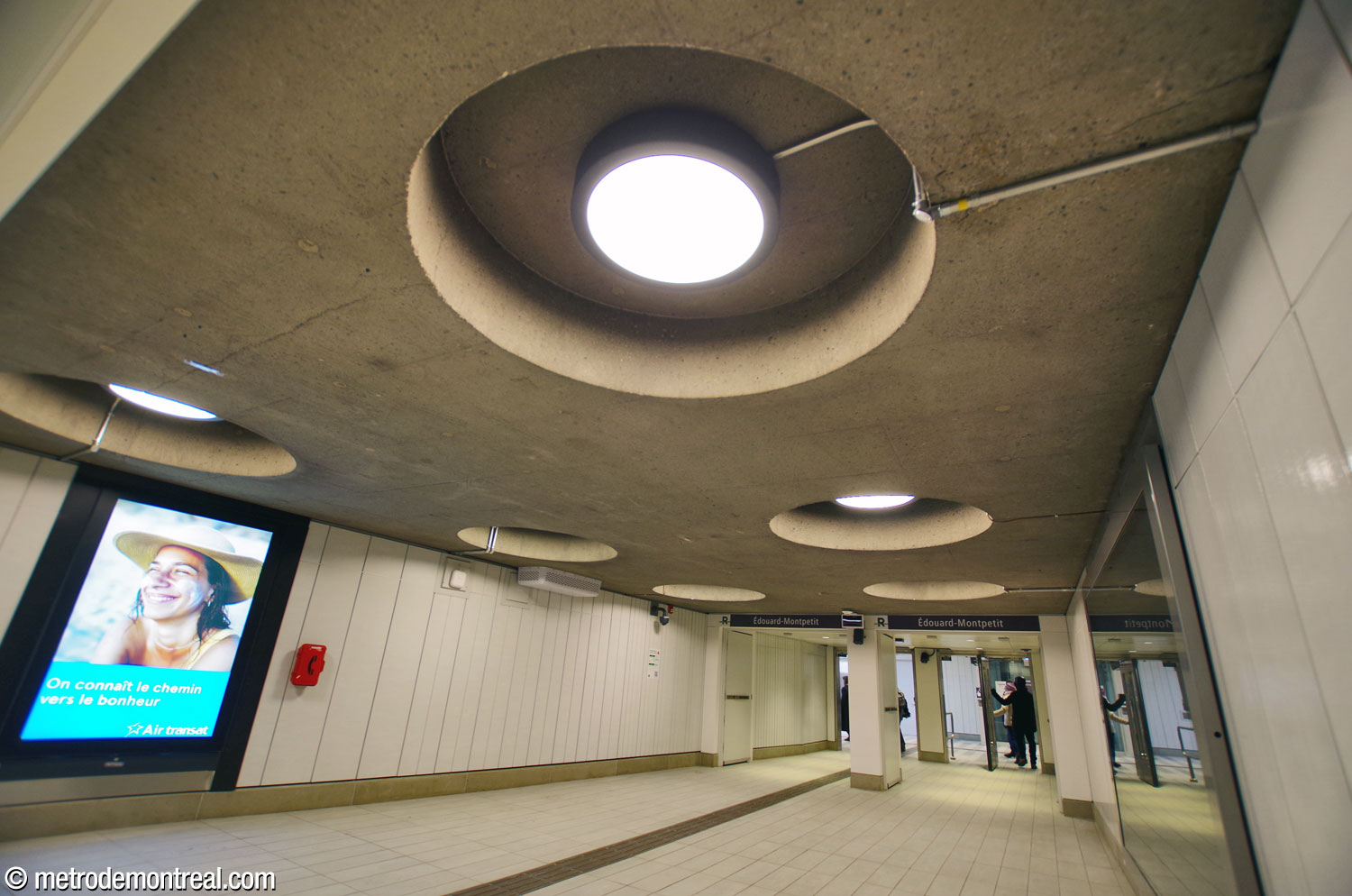 Le lien entre la station du REM et la salle de contrôle du métro. On note le plafond en béton aux caissons circulaires, un élément originel du corridor qui menait vers l’édicule démoli pour faire place à la station du REM.