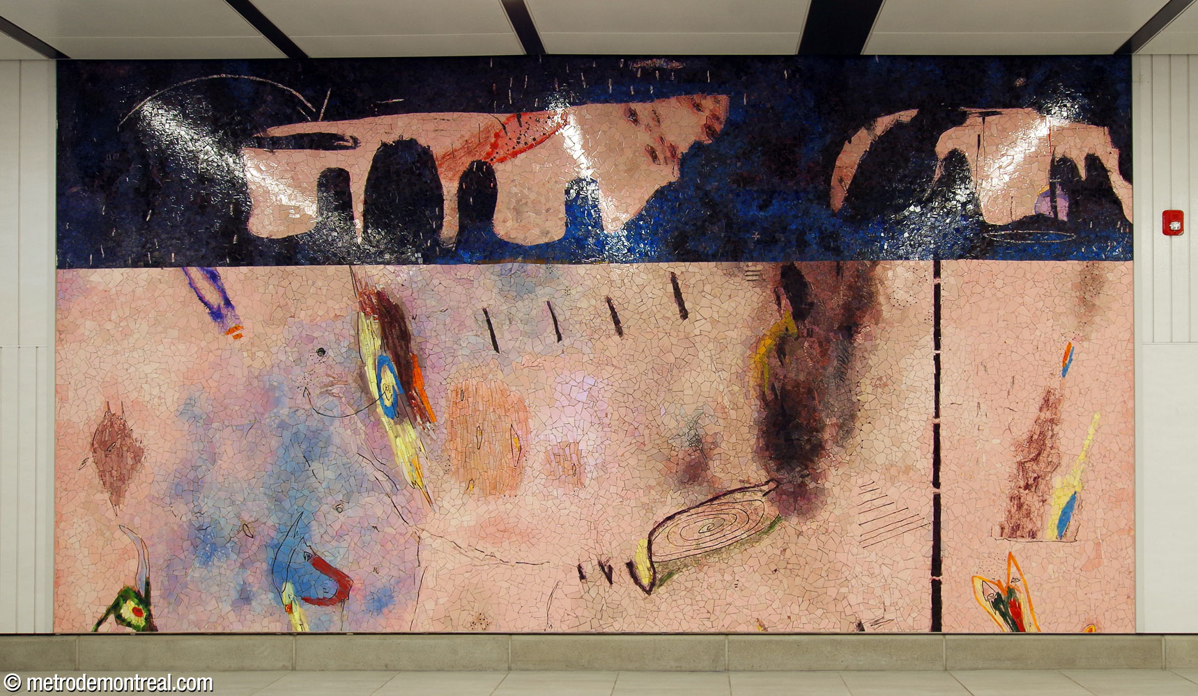 La première section de l’œuvre Le Mont habité de Manuel Mathieu, une mosaïque abstraite en bleu nuit et rose, située près de la barrière de perception.