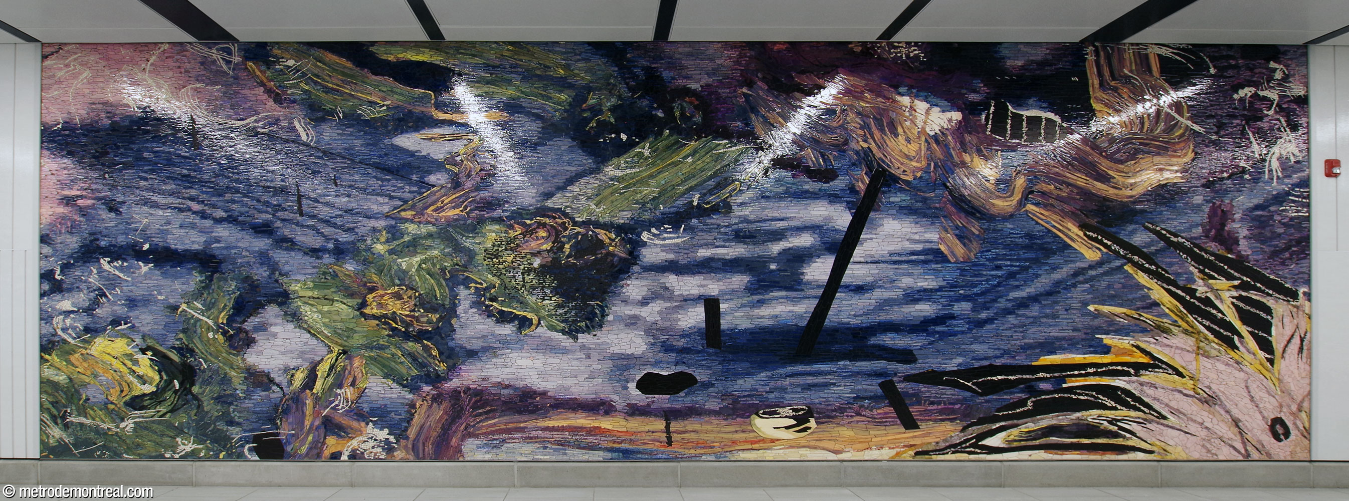 La quatrième section de l’œuvre Le Mont habité de Manuel Mathieu, une mosaïque abstraite en bleu pourpre foncé et vert, située au bout du mur nord du corridor du transept, près des escaliers vers le quai 2.