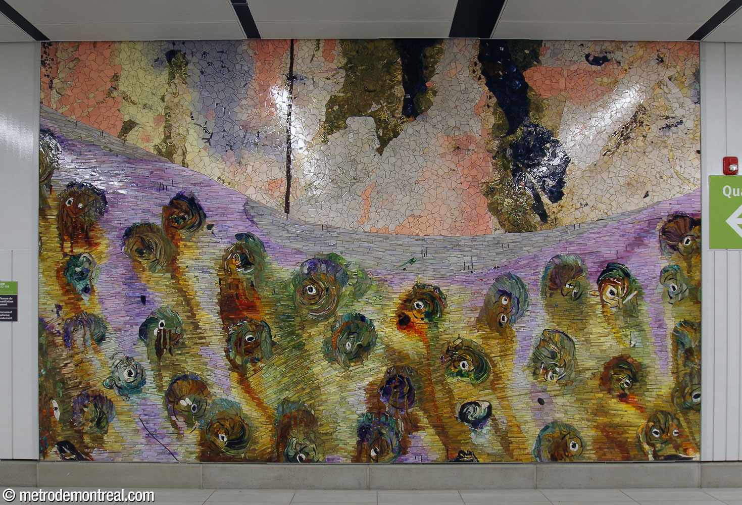 La cinquième section de l’œuvre Le Mont habité de Manuel Mathieu, une mosaïque abstraite en pêche, lavande et brun vert, située sur le mur nord du corridor du transept, près des escaliers vers le quai 1.