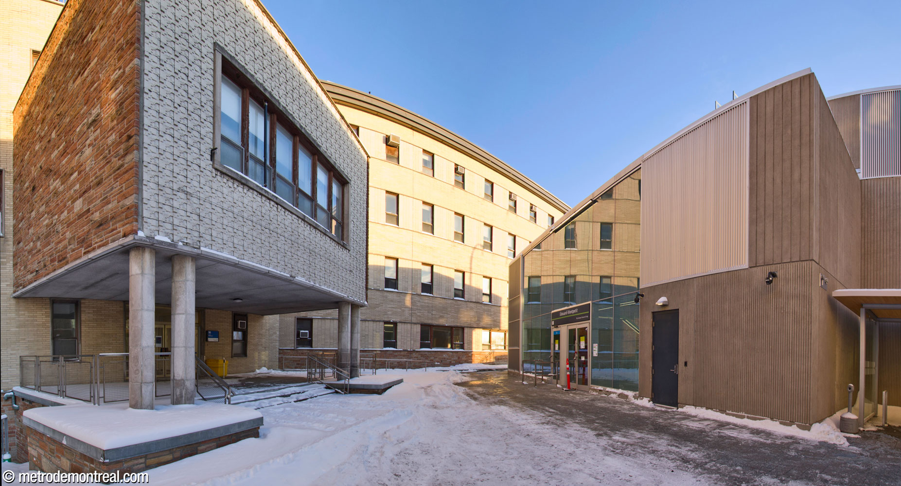 L’entrée secondaire de l’édicule du REM, sur son côté est, face au pavillon Marie-Victorin de l’Université de Montréal.