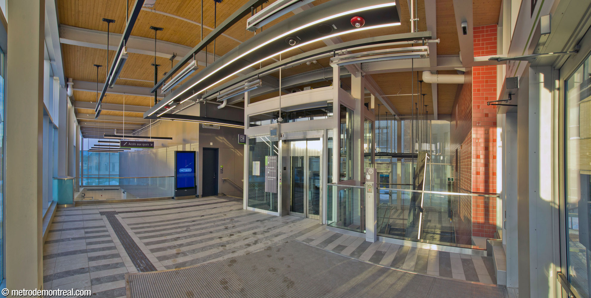 Intérieur de l’édicule du REM au niveau de l’entrée supérieure; le parapet donne sur le hall d’ascenseurs.