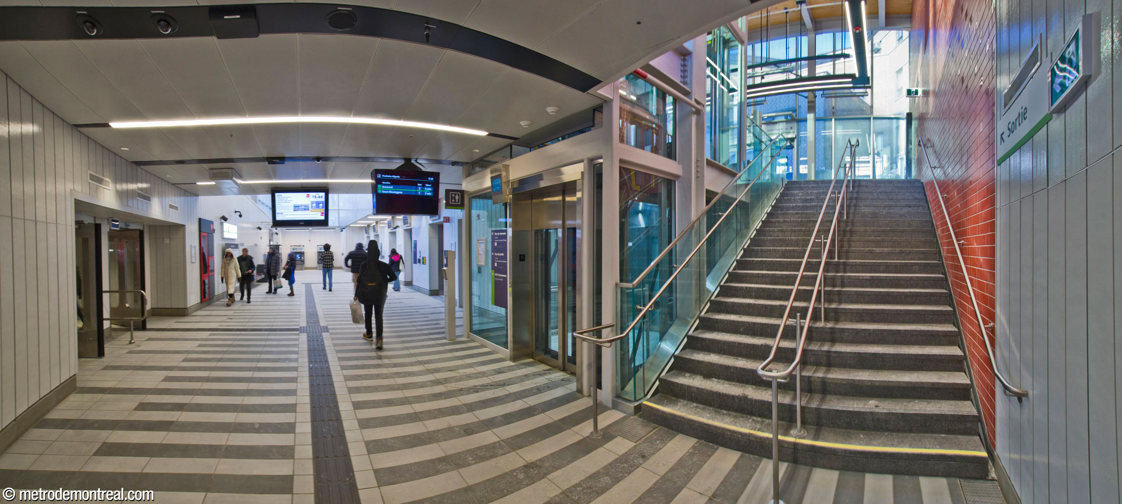 L’entrée du hall d’ascenseurs à partir de l’escalier depuis l’édicule (droite) et de la station de métro (gauche).