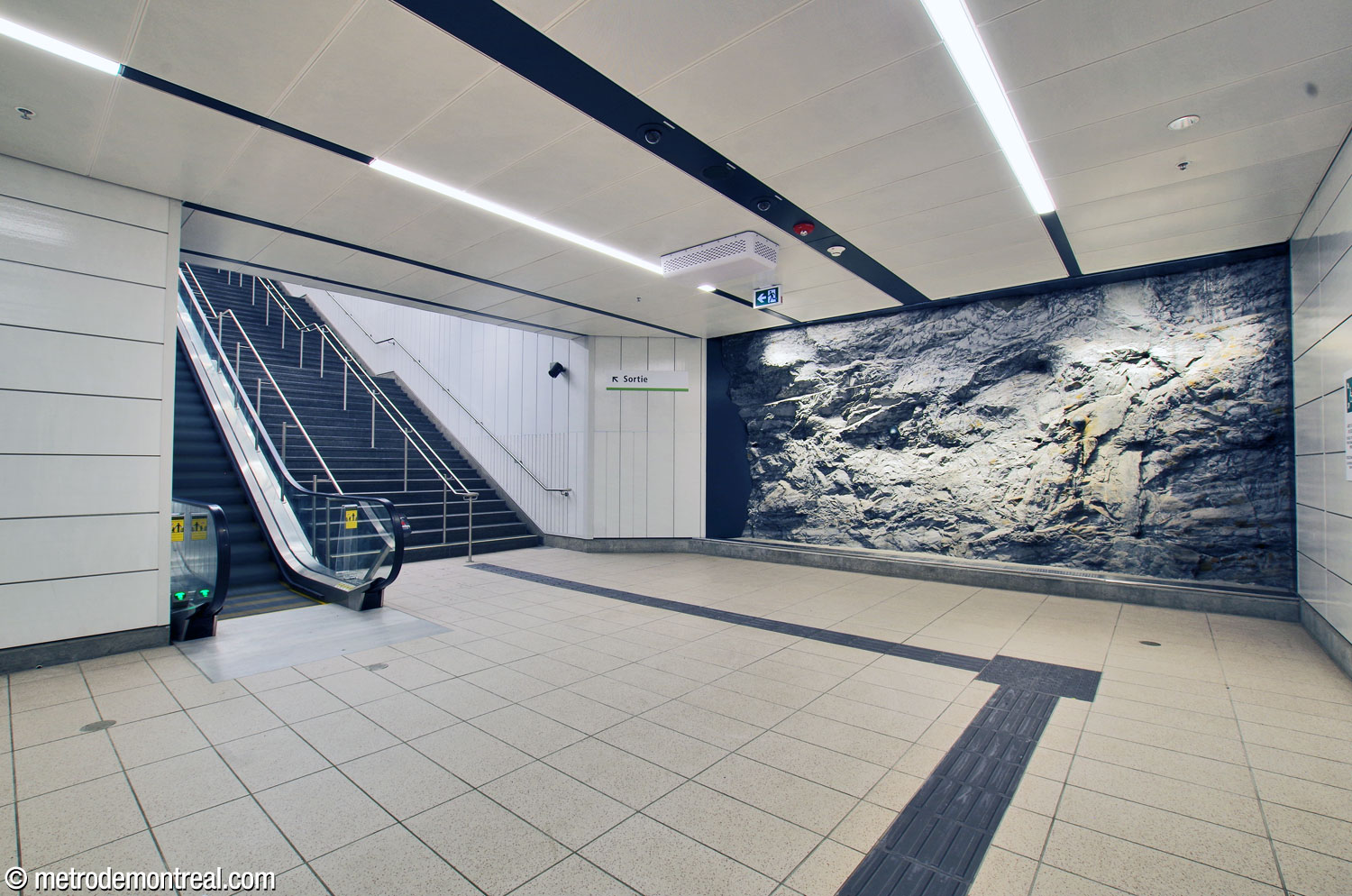 Le pied des escaliers depuis l’un des quais vers le corridor du transept et la salle de contrôle.