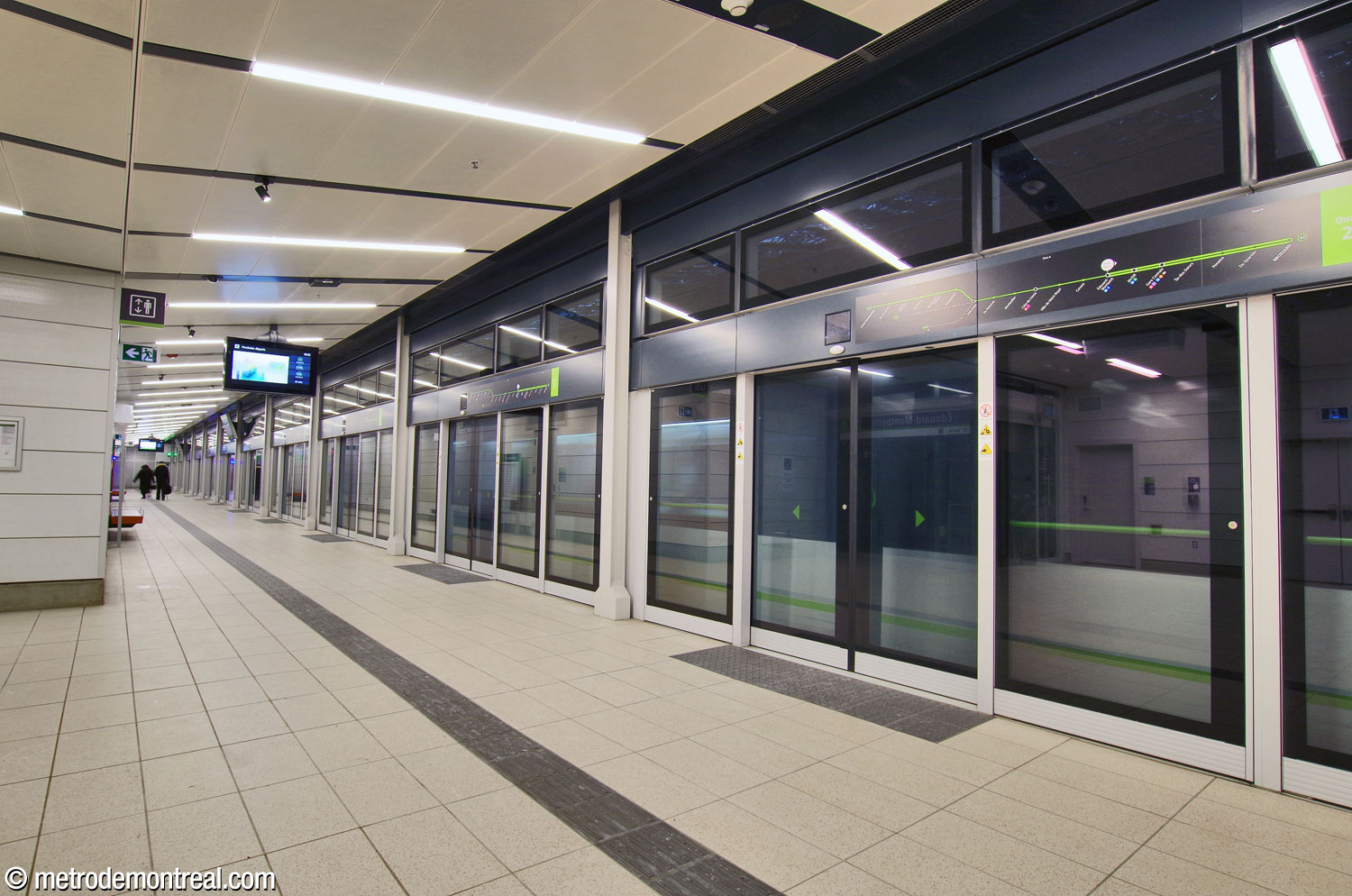 Le quai 2. On voit derrière les portes palières un train qui part vers le centre-ville.