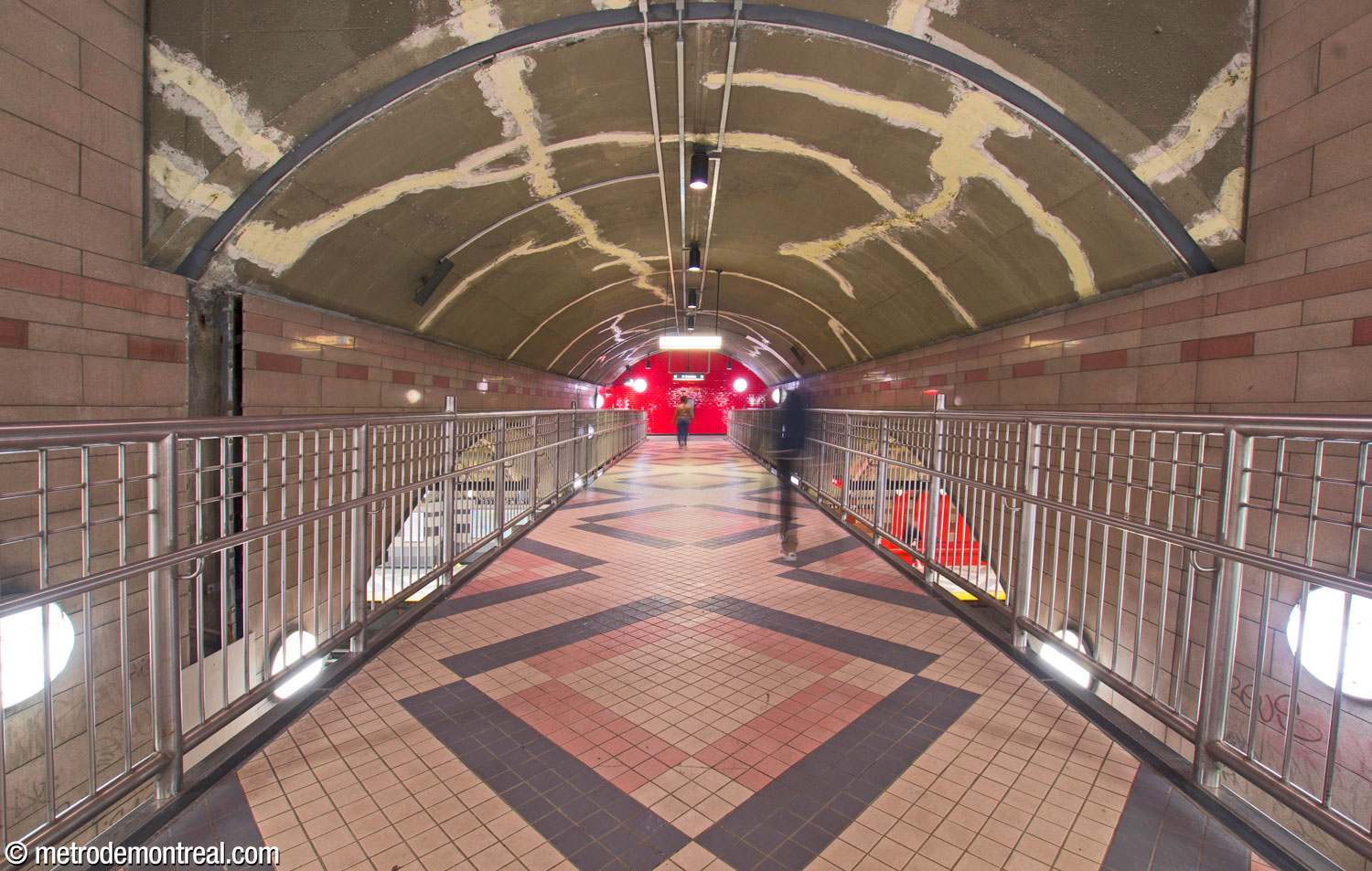 La voûte étroite du transept entrecoupe la nef de la station. Perspective vers le nord et les escaliers vers le quai Snowdon.