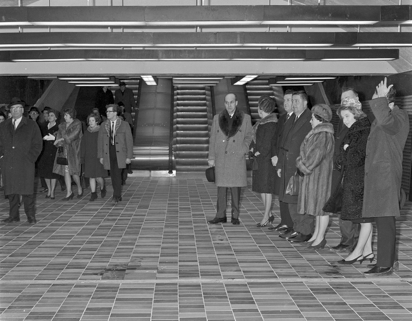 Les dignitaires arrivent pour la cérémonie d’inauguration de la station, le 18 décembre 1966.