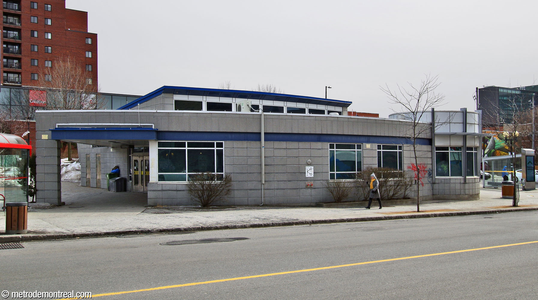Façade de l'édicule vue de la rue Ontario. On note sa forme courbe et la claire-voie en haut.