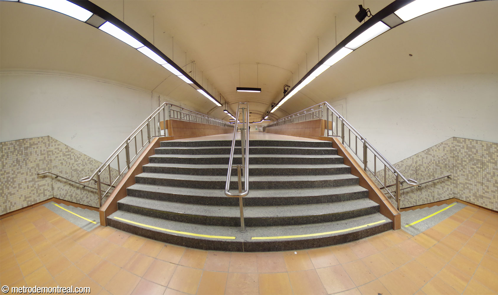 L'extrémité de la passerelle, avec son palier et ses escaliers donnant accès au quai Honoré-Beaugrand.
