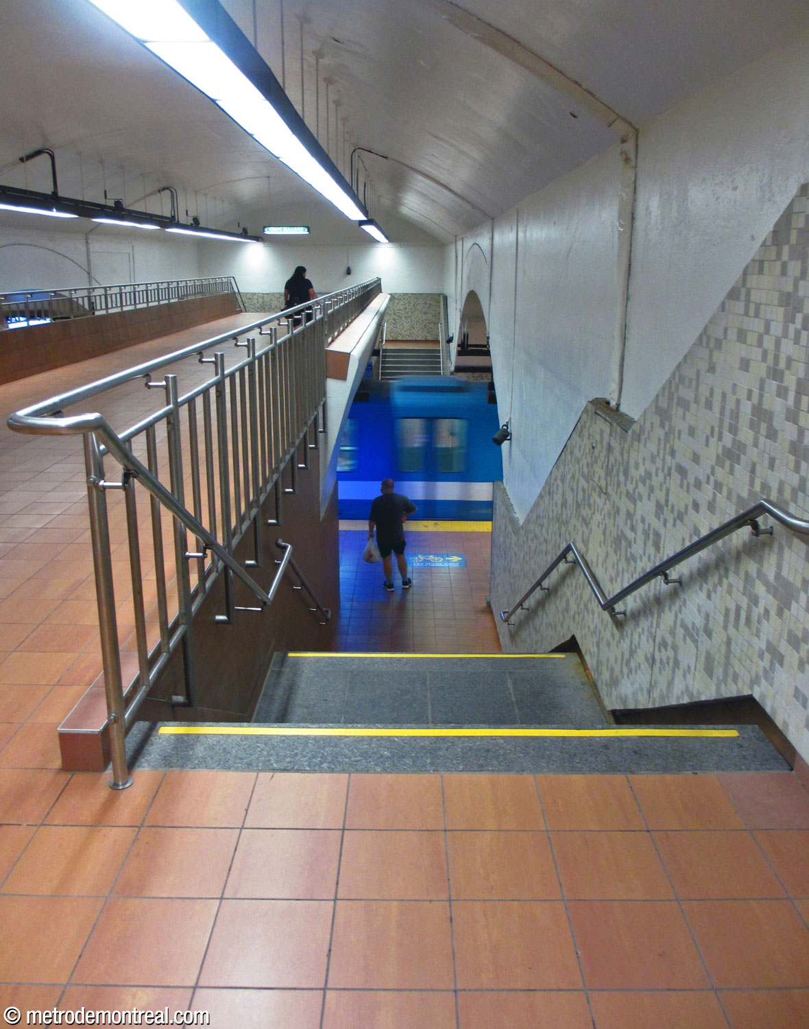 L'un des deux escaliers vers le quai Angrignon.