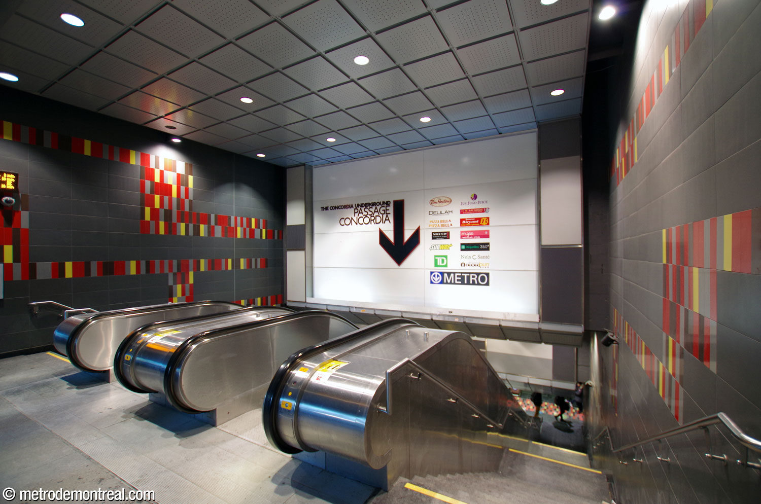 Intérieur de l'entrée Guy, où les bandes carrelées s'élargissent en terminant.