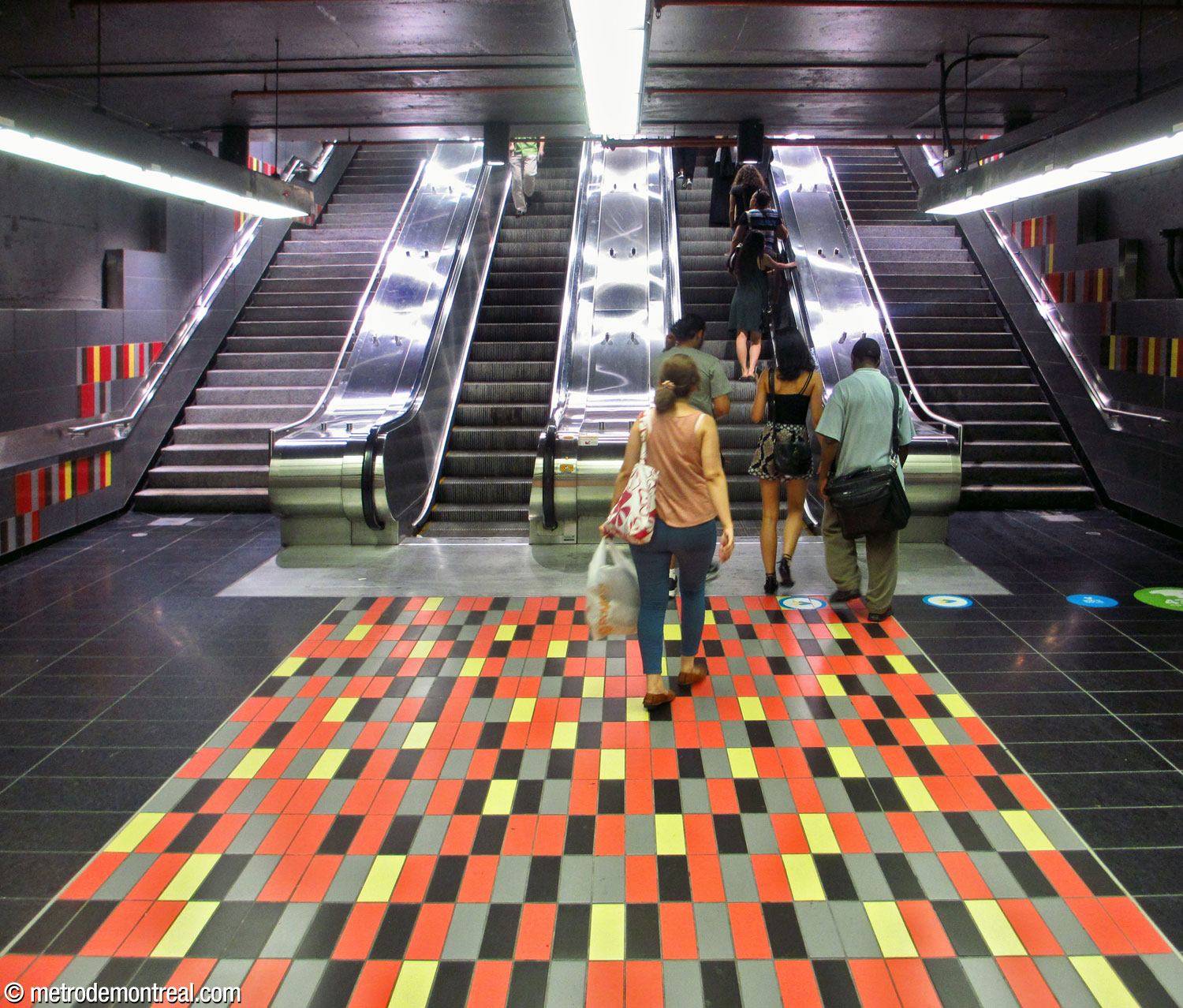 Le pied des escaliers reliant le transept au niveau de la billetterie de l'accès Guy.