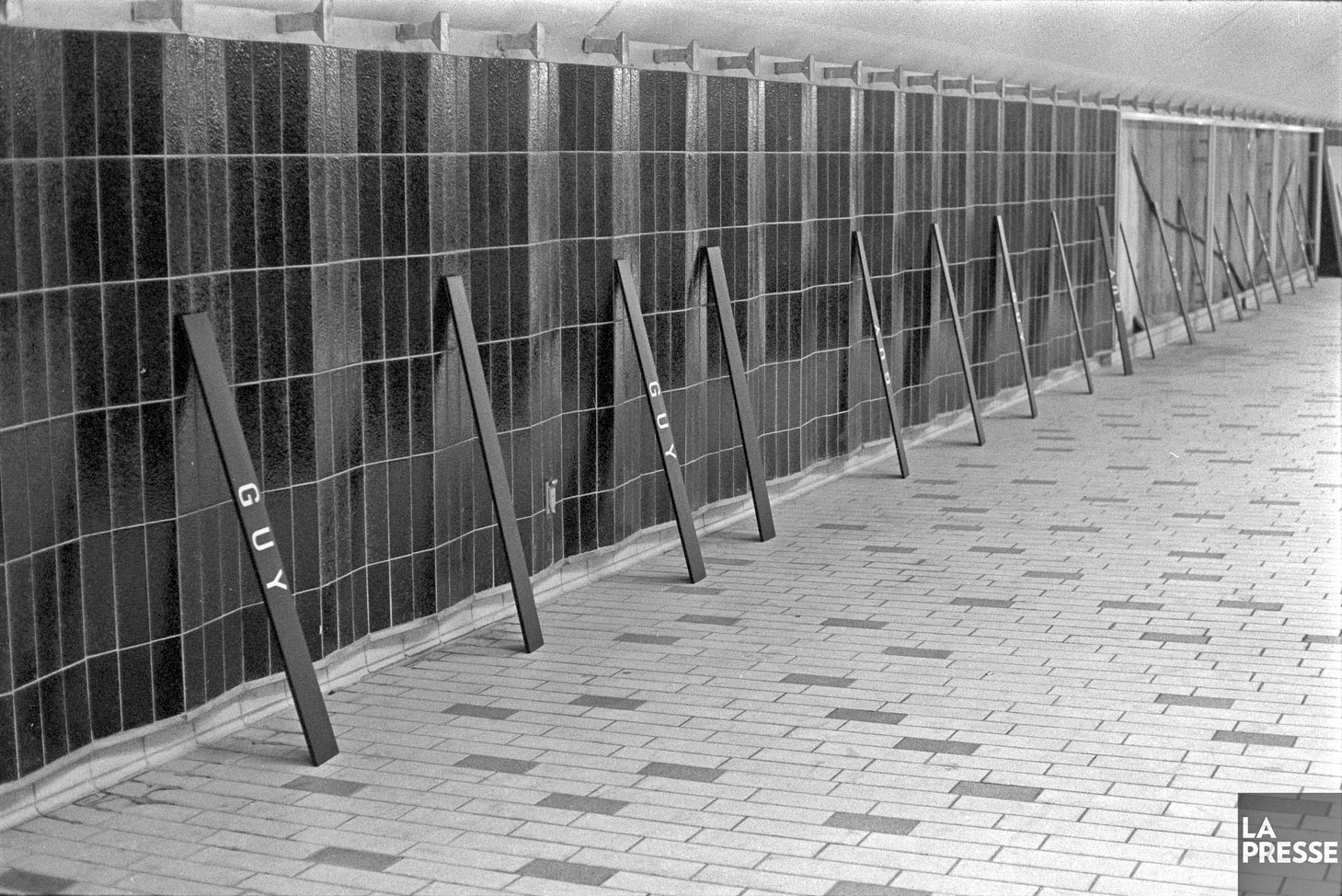 Les bandeaux de nom de la station prêts pour l’installation, juste avant l’inauguration du métro.