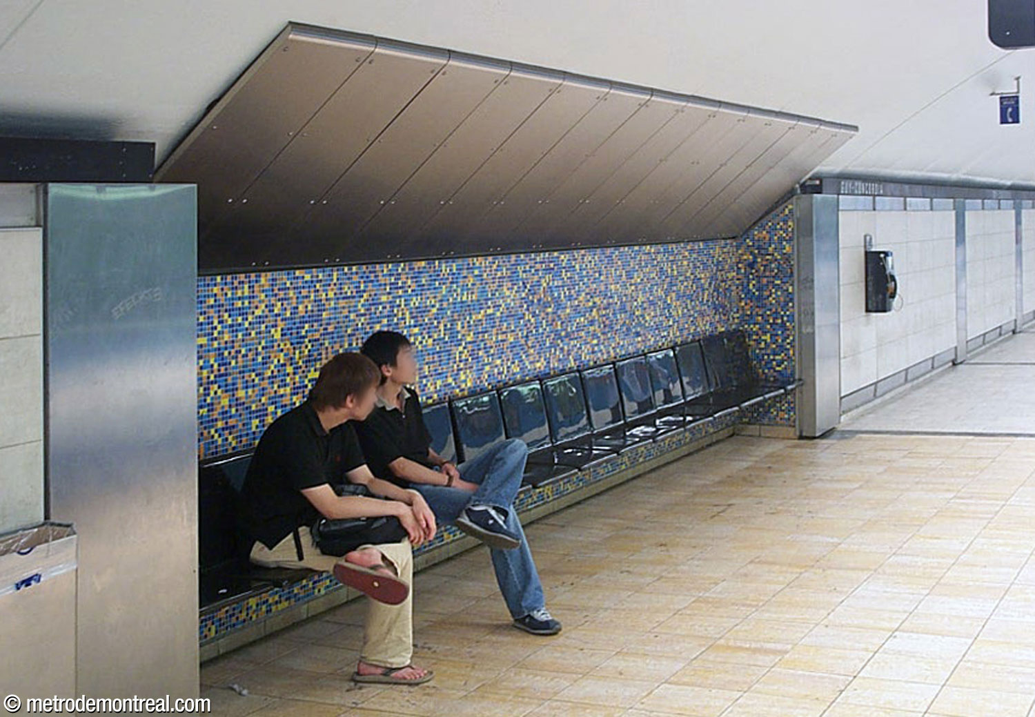 Murs et planchers blancs et carrelage mosaïque multicolore au-dessus des bancs, installés en 2001.