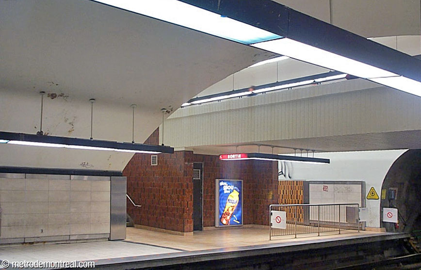 Le carrelage originel orange et brun de l’un des transepts avec les panneaux de pierre blanche installés sur les murs des quais en 2001.