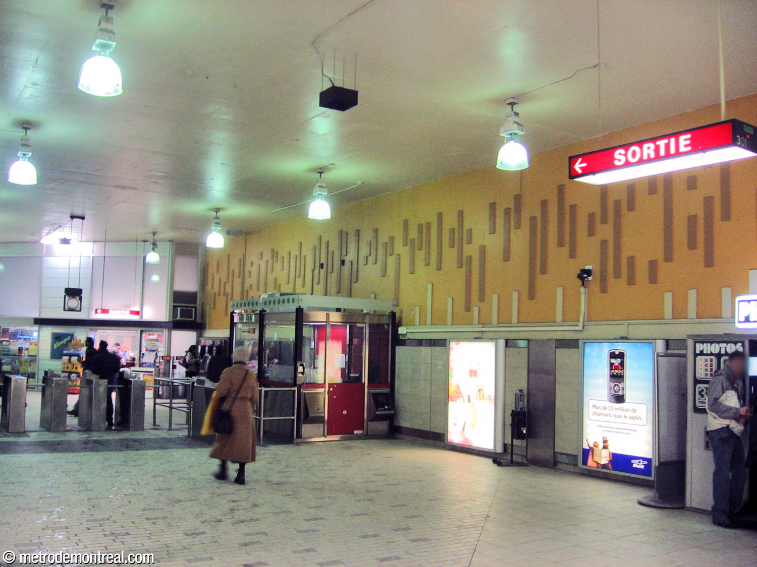 La billetterie Saint-Mathieu en 2007, avec le haut des murs peint de jaune et brun.