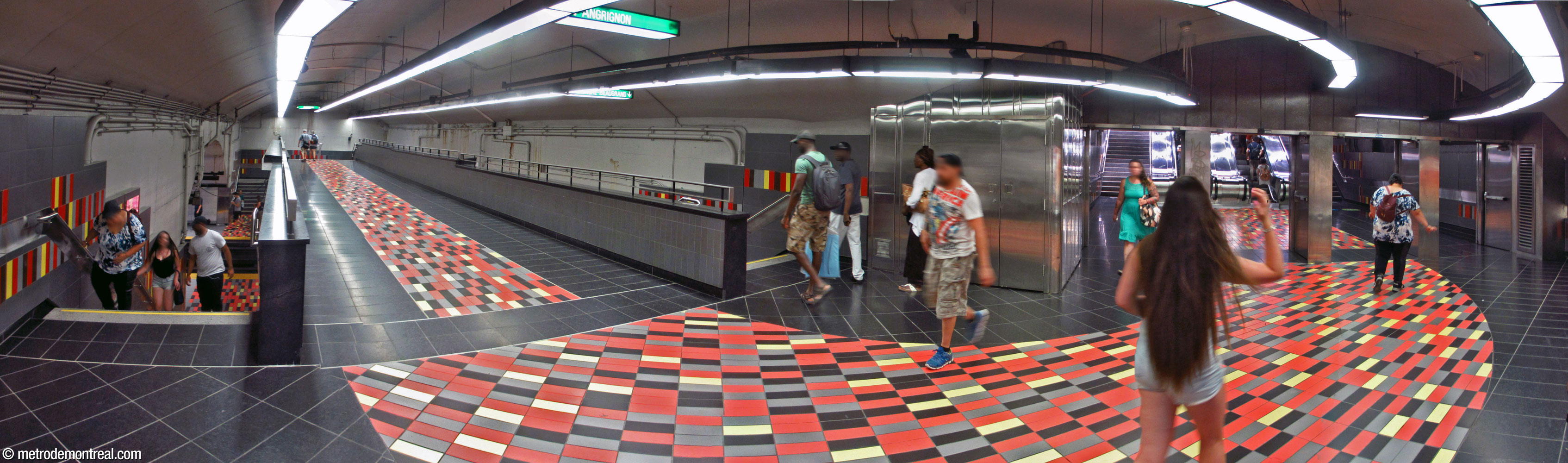 Le transept est de la station, avec des escaliers de part et d'autre de la passerelle, et le corridor courbe qui le relie aux escaliers vers la billetterie.