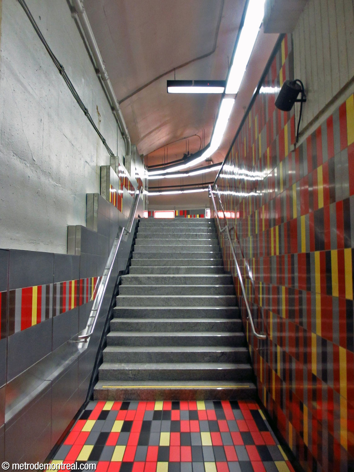 Les escaliers entre le quai Honoré-Beaugrand et le niveau de la passerelle dans l’accès est.