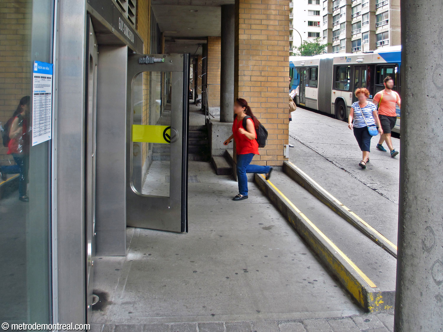 Les marches irrégulières en pente entre l'arrêt d'autobus et les portes latérales de l'accès Saint-Mathieu.