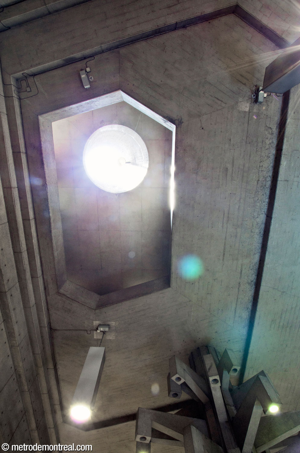 Un puits de lumière entouré par une galerie d'aération transperce le plafond du volume central pour éclairer l'espace.