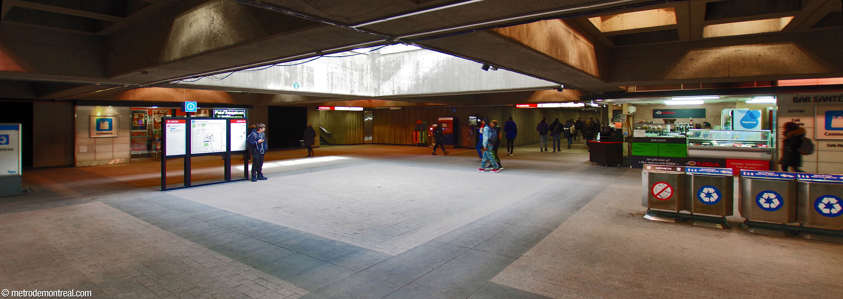 Une autre perspective sur le hall, avec les accès vers les édicules Sherbrooke Nord (centre-gauche) et Sherbrooke Sud (centre-droite).