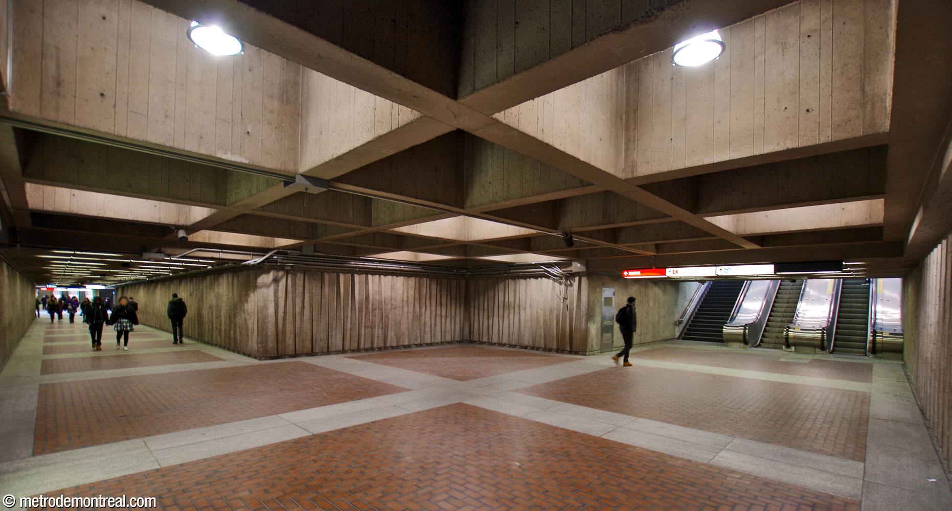 Le large corridor reliant la salle de contrôle et l'accès Sherbrooke Sud. Cet angle du corridor s’élargit pour former un grand carré.