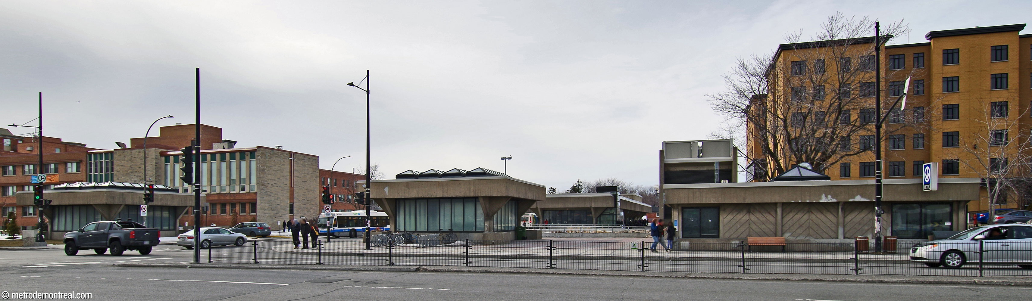 Les lanternes des puits de lumière (gauche et centre) et l'édicule Sherbrooke Nord (droite) le long de la rue Sherbrooke. Les deux lanternes reprennent le design des deux édicules principaux (dont l’édicule Honoré-Beaugrand, visible au fond), notamment à travers leurs murs de verre à pleine hauteur et leurs grands corbeaux.