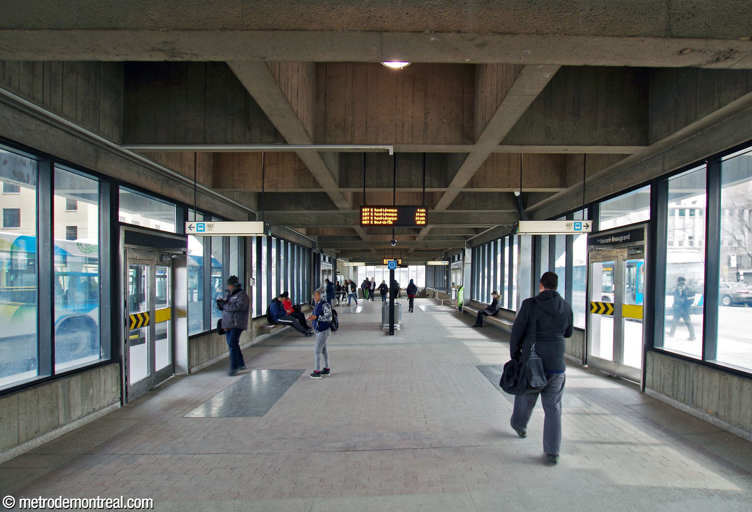L'intérieur élancé, dégagé et abondamment fenestré de l'édicule Honoré-Beaugrand; vue vers le sud, où se trouvent les escaliers vers la station.
