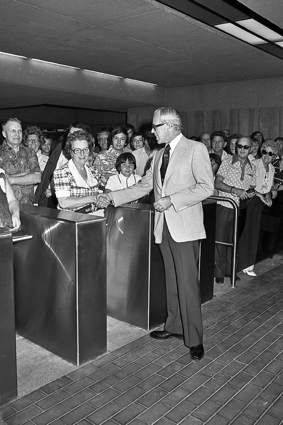 Le président de la CTCUM, Lawrence Hanigan, accueille les premiers passagers lors de la mise en service de la station, le 6 juin 1976.
