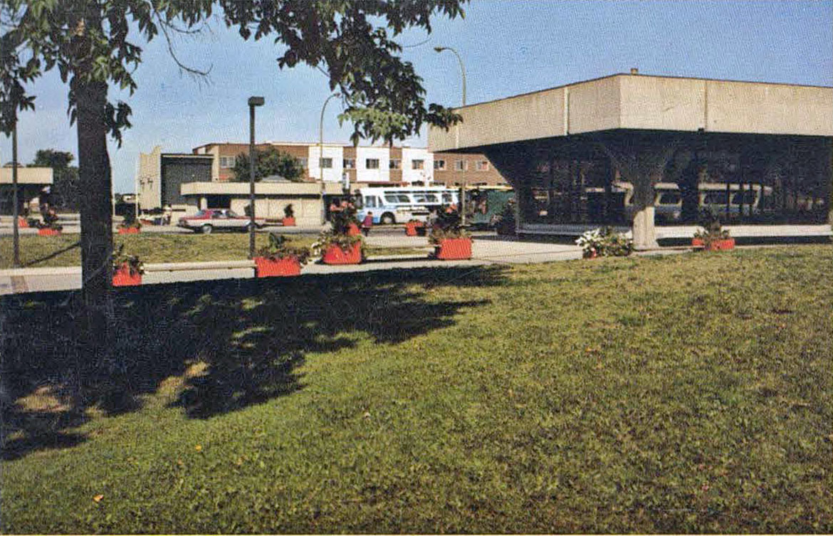 L’extrémité ouest de l’édicule Sherbrooke Sud avant son expansion au début des années 1990.