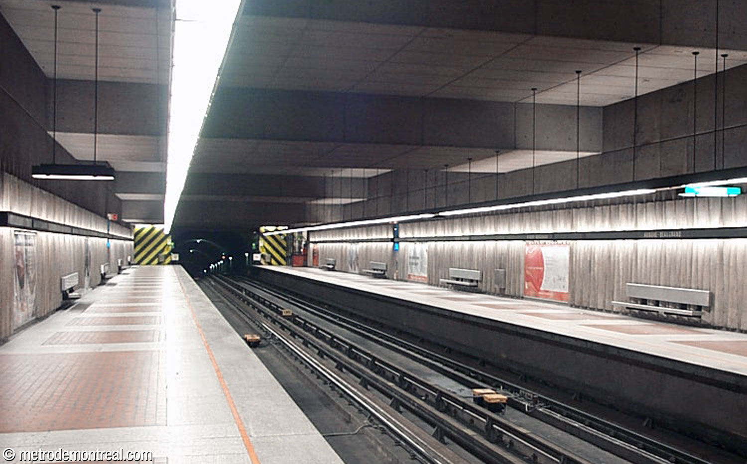 Les murs aux extrémités des quais arboraient autrefois des rayures noir et jaune très voyantes, tel un panneau de sécurité routier.