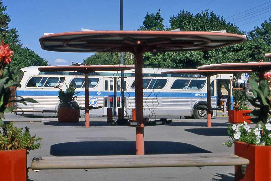 D’insolites prototypes d’abri de vélo installés à cette station ainsi qu’aux stations Cadillac et Pie-IX en 1978.