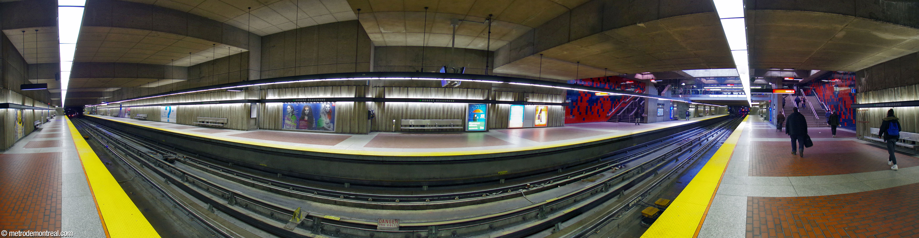 Panorama des quais. On note le plafond en gradin du volume excavé en tranchée, ainsi que les murales de Jean-Paul Mousseau qui mettent en valeur les escaliers vers la billetterie.