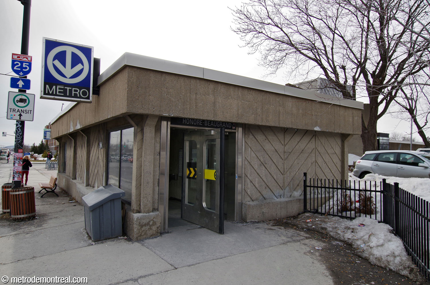 L'édicule Sherbrooke Nord, de taille beaucoup plus restreinte, longe la rue Sherbrooke.