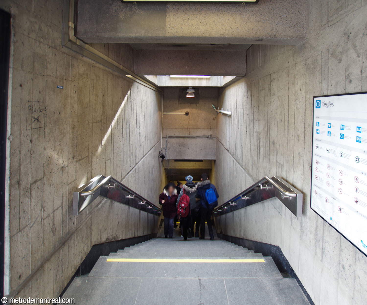 L'étroit édicule Sherbrooke Nord n'est guère plus qu'un escalier recouvert menant vers la station.