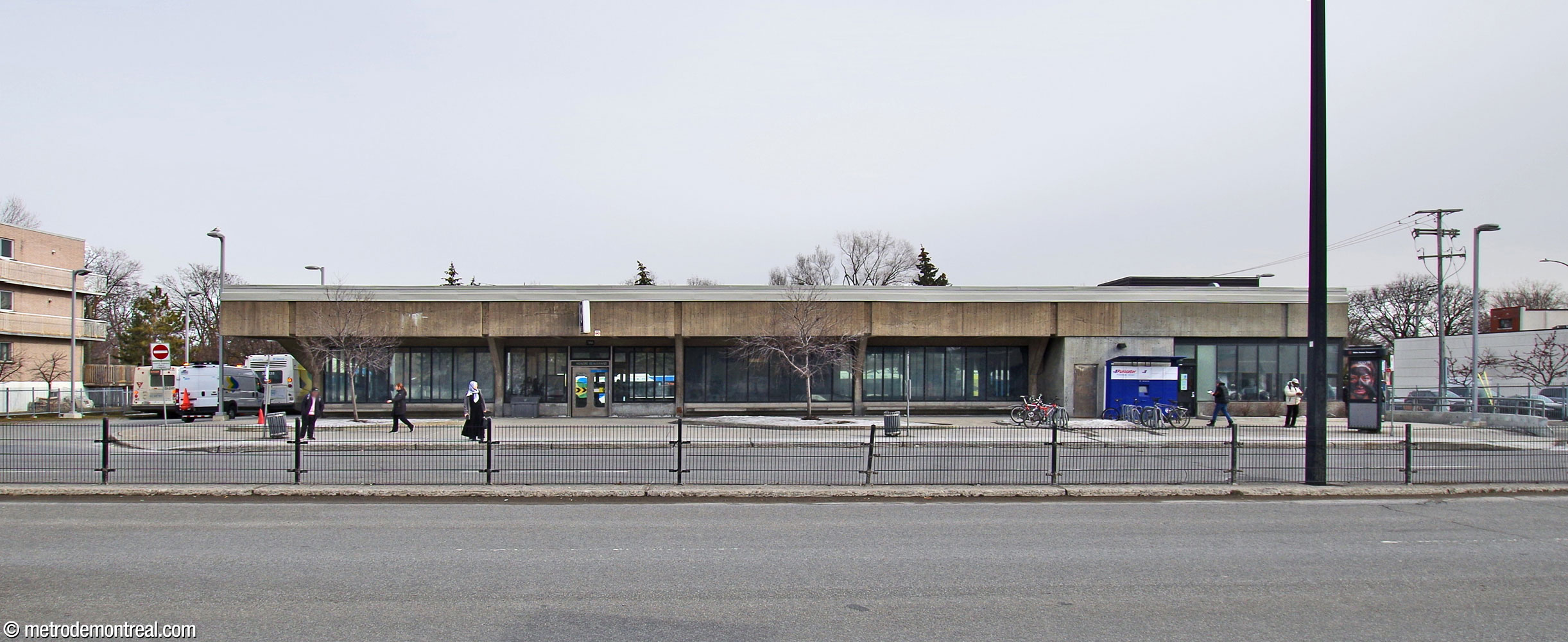 Extérieur de l'édicule Sherbrooke Sud, vu à travers la rue Sherbrooke.