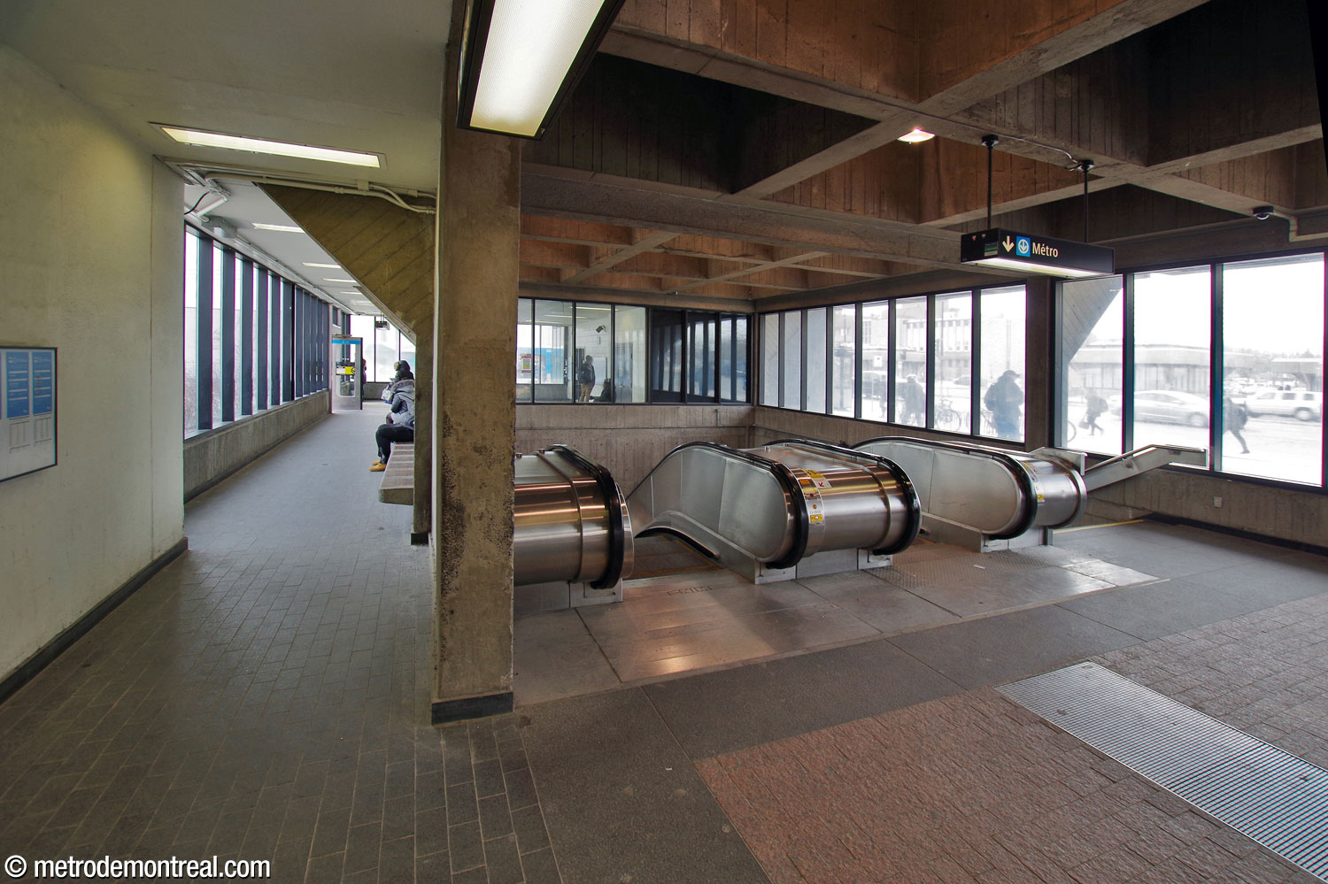 L'édicule Sherbrooke Sud a été prolongé vers l'ouest, au-delà des escaliers vers la station, pour offrir une aire d'attente supplémentaire.