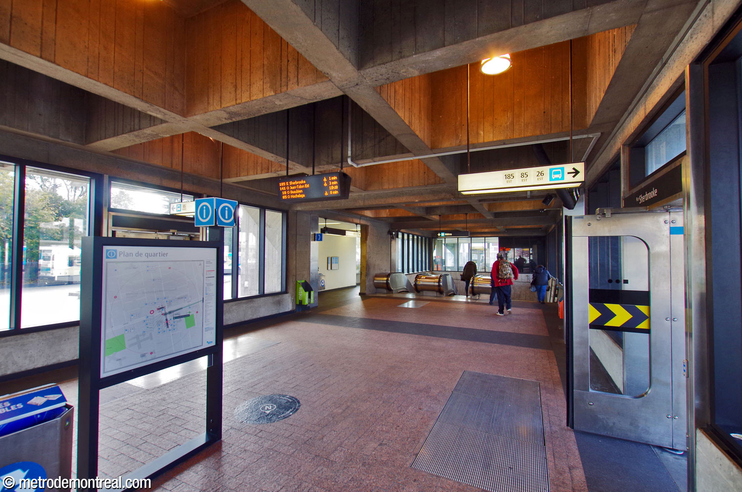 Intérieur de l'édicule Sherbrooke Sud; on regarde vers les escaliers et le passage vers l’annexe à l’extrémité ouest.