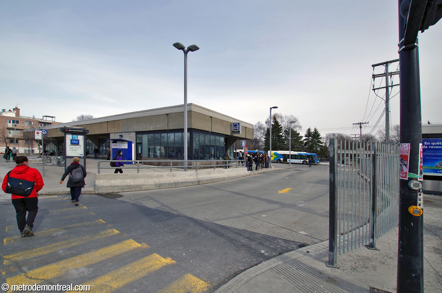 La boucle d'autobus entourant l'édicule Sherbrooke Sud.