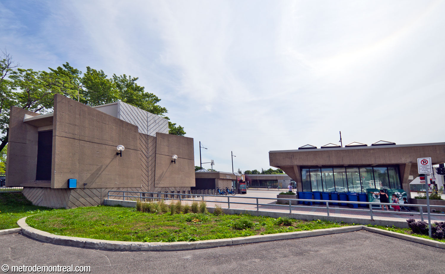 Un puits d'aération (gauche) reprend la forme des escaliers des quais, et encadre une placette entre le puits de lumière du hall (droite) et l'édicule Sherbrooke Nord (centre, au fond).